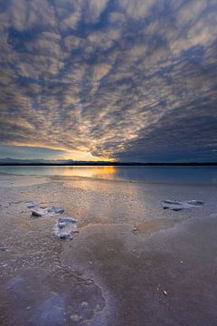 IJzige zonsondergang op het Starnbergmeer
