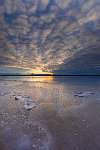 IJzige zonsondergang op het Starnbergmeer van Christina Bauer Photos