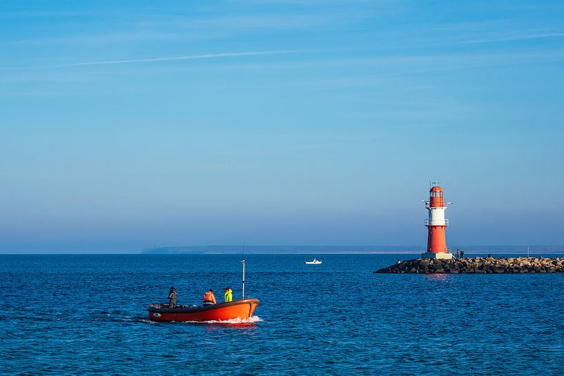Mole an der Küste der Ostsee mit Fischerboot in Warnemünde von Rico Ködder
