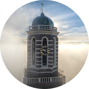 Peperbus kerktoren in Zwolle boven de mist van Sjoerd van der Wal Fotografie