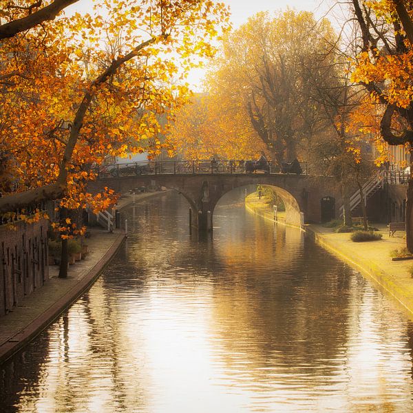 Die Geertebrug in Utrecht über die Oudegracht im Herbst von André Blom Fotografie Utrecht