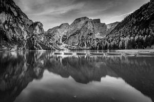 Sonnenuntergang am Pragser Wildsee in schwarzweiss. von Manfred Voss, Schwarz-weiss Fotografie