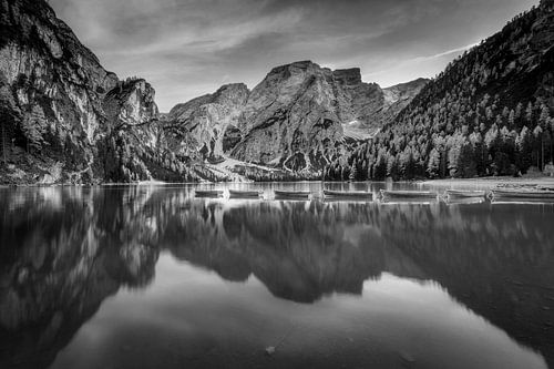 Zonsondergang aan de Pragser Wildsee in zwart-wit.