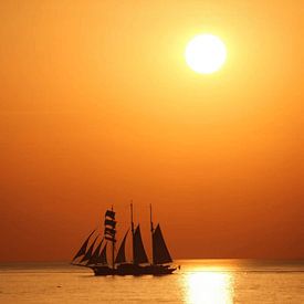 Zeilboot aan de horizon van On Your Wall