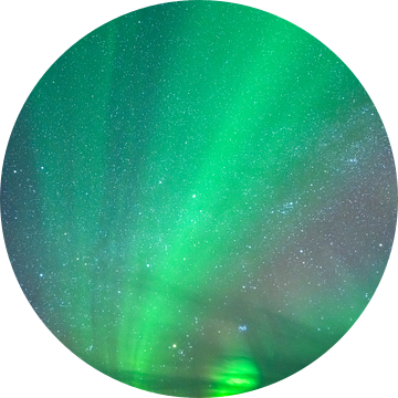 Noorderlicht of aurora boven het strand van Nykvag met een sterrenhemel i van Sjoerd van der Wal Fotografie