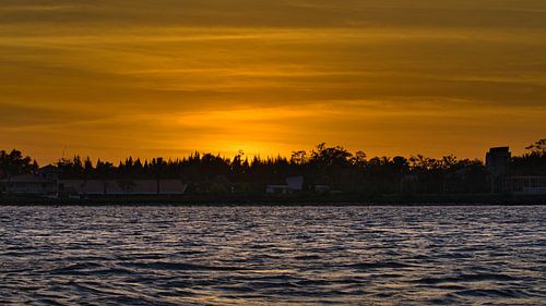Zonsondergang op de Commewijnerivier bij Paramaribo.