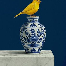 Minimalistisches Stilleben: Kanarienvogel auf Delfter Blau Vase von Studio Pieternel