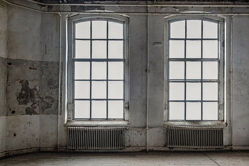 Verlaten schoolgebouw interieur met verval