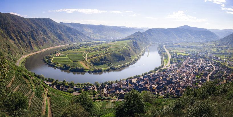 Bend in the Moselle near Bremm | Germany | Landscape Photography by Laura Dijkslag