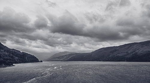 Panorama idylle bij kasteel Eilean Donan in Schotland. Highlander kasteel in de Hooglanden.