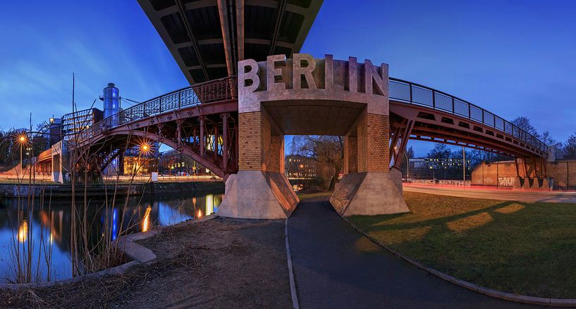 Brücke in Berlin mit Schriftzug von Frank Herrmann