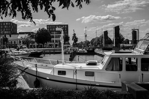 Zwartwitte scene foto van de passantenhaven in Weert