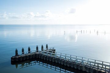 Hollands waterlandschap met reflectie, een steiger en wolken van MICHEL WETTSTEIN