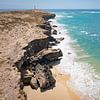 Rotsen en strand van Santa Mónica in Boa Vista van Bernardine de Laat