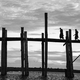 Moniken op de U'Bein brug in Myanmar van Rowan van der Waal