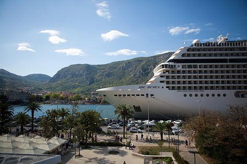 Cruiseschip in de haven van Kotor
