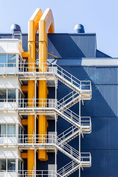 Gebäude in Blau und Gelb von Jose Derks