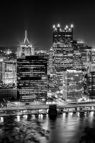 Nachtelijke skyline van Pittsburgh - Monochroom