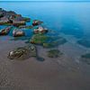 Minimalisme - Strand en een prachtige blauwe gloed van Steven Dijkshoorn
