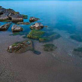 Minimalismus - Strand und ein schönes blaues Leuchten von Steven Dijkshoorn