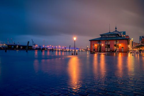 Ondergelopen visafslag in de haven