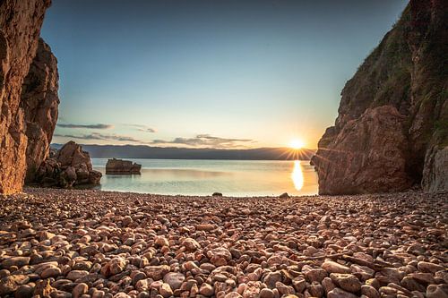 Secred Beach, Verborgen strand in Koratië op Krk Zonsopgang in een baai