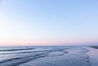 Zeelandschap van Ameland tijdens zonsondergang, zachte pastel tinten van Karijn | Fine art Natuur en Reis Fotografie thumbnail