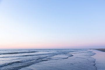 Zeelandschap van Ameland tijdens zonsondergang, zachte pastel tinten van Karijn | Fine art Natuur en Reis Fotografie