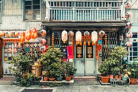 Shennong Street in the town of Tainan, Taiwan by Expeditie Aardbol