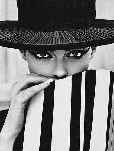 Model met hoed in zwart wit