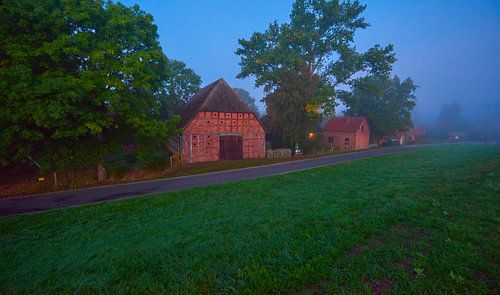 s Morgens vroeg voor zonsopgang op de Elbe dijk in Damnatz (Nedersaksen)