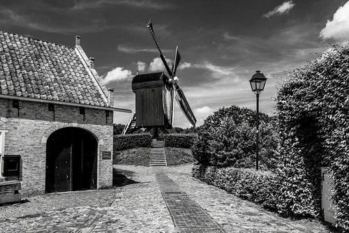 Vesting Molen Bourtange vanaf Kapitein Prottstraat in zwart-wit