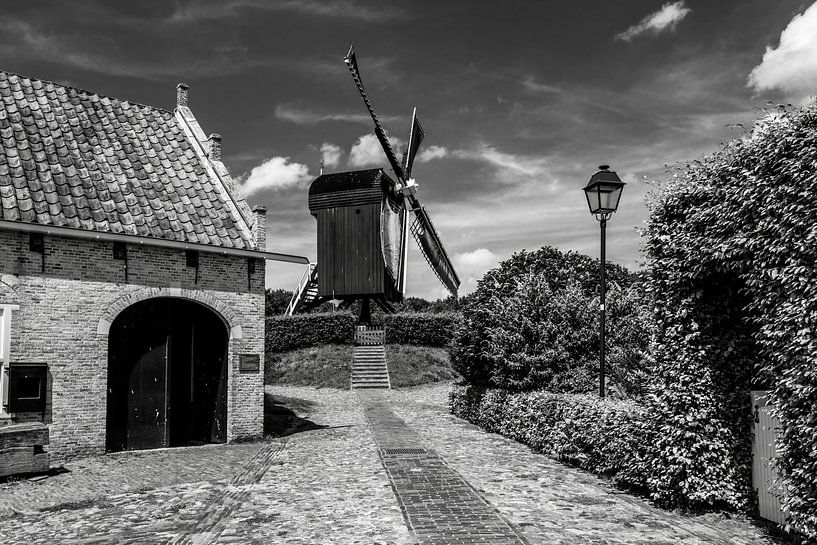 Vesting Molen Bourtange vanaf Kapitein Prottstraat in zwart-wit van R Smallenbroek