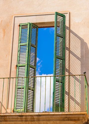 Open rustieke oude vensterluik en balkon met uitzicht op de hemel
