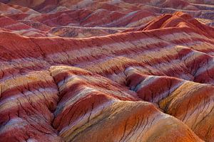 Landschap met rode erosie heuvels bij zonsopkomst van Chris Stenger