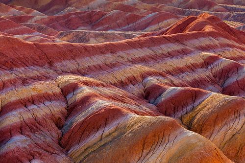 Landschap met rode erosie heuvels bij zonsopkomst
