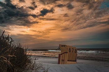 Kijken naar de zonsondergang in een strandstoel