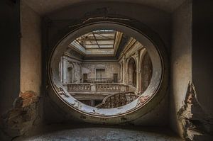 Escalier dans un château abandonné