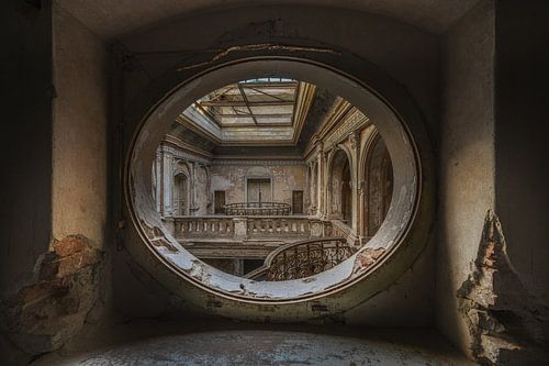 Trappenhal in een verlaten kasteel