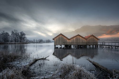 Die Bootshäuser vom Kochelsee von Steffen Henze