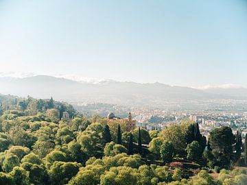 Uitzicht op de besneeuwde bergen van Sierra Nevada vanaf het Alhambra in Granada, Spanje. van Raisa Zwart