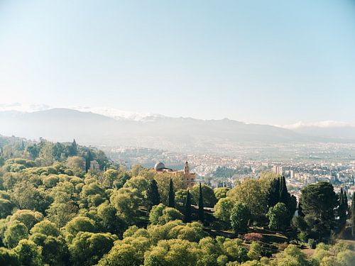 Uitzicht op de besneeuwde bergen van Sierra Nevada vanaf het Alhambra in Granada, Spanje.