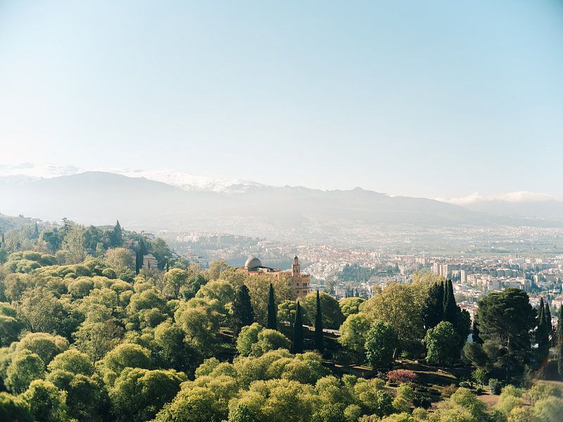 Uitzicht op de besneeuwde bergen van Sierra Nevada vanaf het Alhambra in Granada, Spanje. van Raisa Zwart