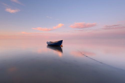 Een stille zonsondergang aan de Oosterschelde in Zeeland