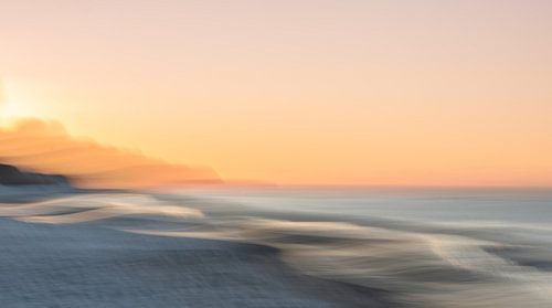 Exposition longue abstraite sur la plage de Møn au Danemark au coucher du soleil - photographie de nature et de voyage