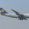 Lufthansa Boeing 747-400 met "Fanhansa" livery. van Jaap van den Berg