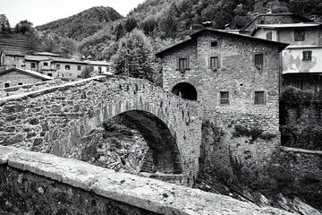 Oude stenen brug in Fabbriche di Vergemoli Toscane van Frank Andree