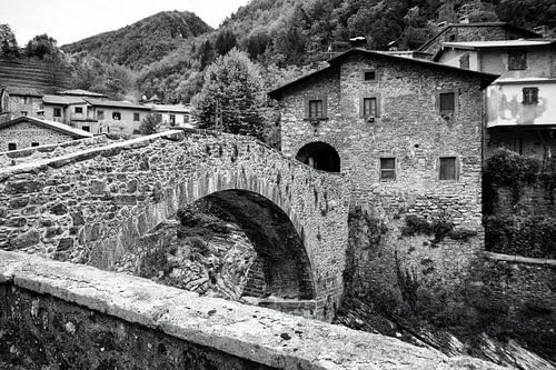 Oude stenen brug in Fabbriche di Vergemoli Toscane