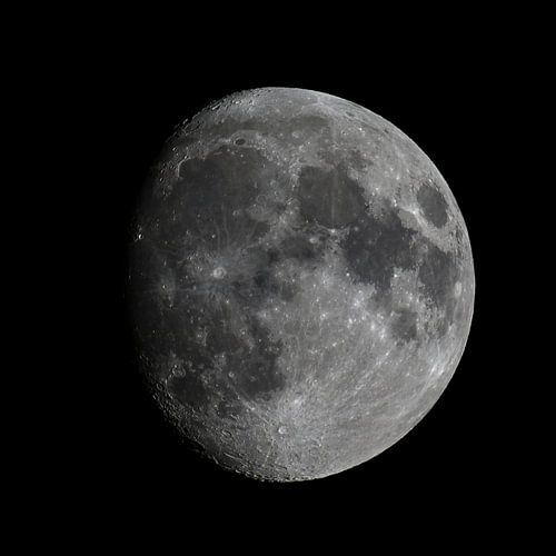 Maan met een duidelijk zichtbaar maanoppervlak