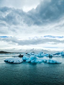 Blauwe ijsbergen in de gletsjerlagune op IJsland van MPfoto71